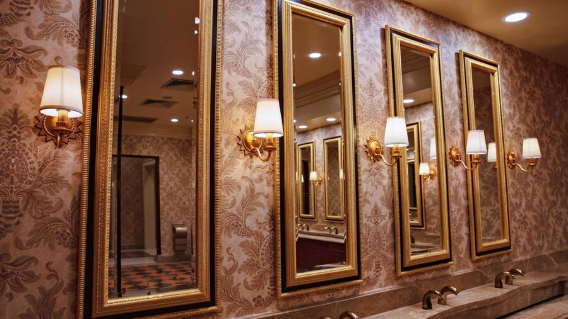 Allure of Custom Mirrors in Dubai