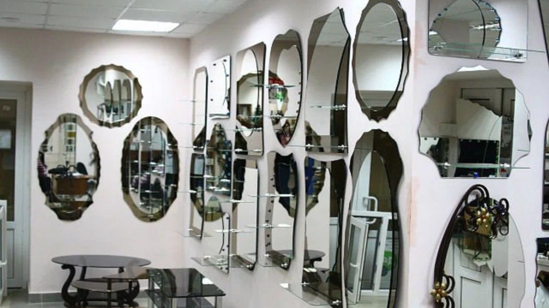 What are the Latest Trends in Mirror Design at Dubai's Shops