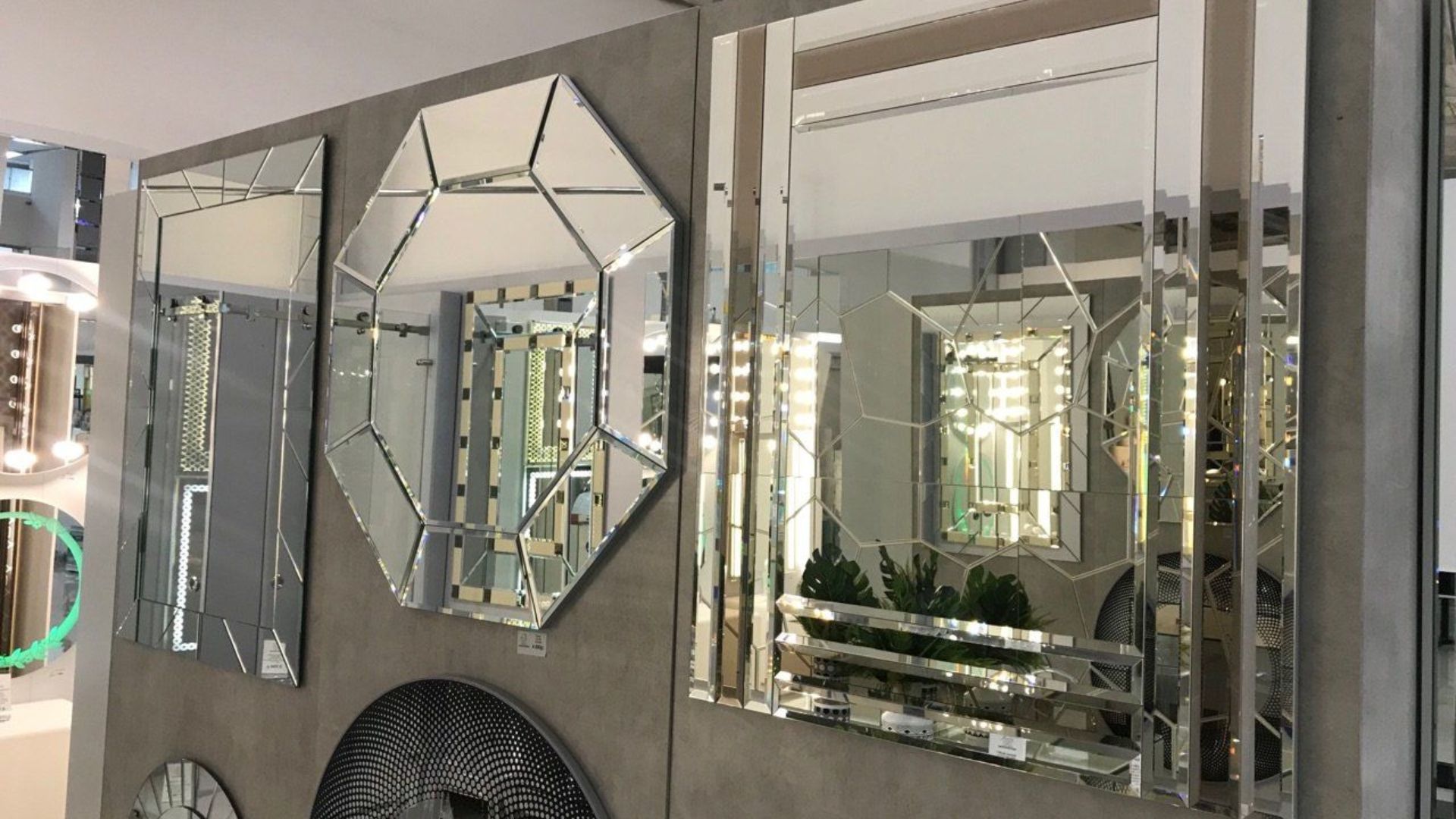 What are the Latest Trends in Mirror Design at Dubai's Shops